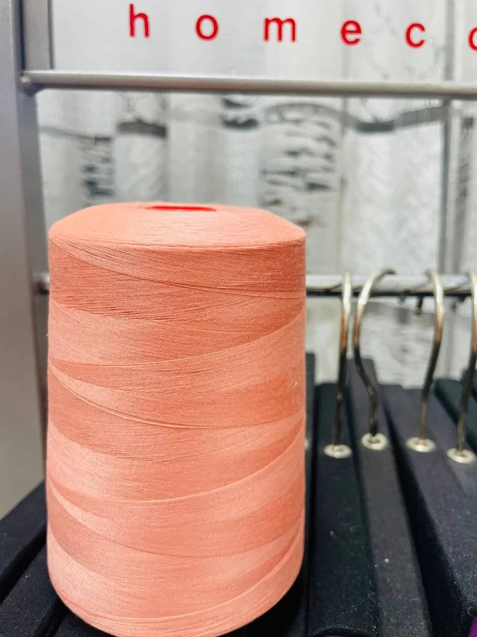 Gutermann - Filo da cucito multiuso in poliestere, per macchine da cucire e cucire a mano, bobina da 100 m, colore 64-5 x 100 m Gutermann - Filo da cucito multiuso in poliestere, per macchine da cucire e cucire a mano, bobina da 100 m, colore 64-5 x 100 m