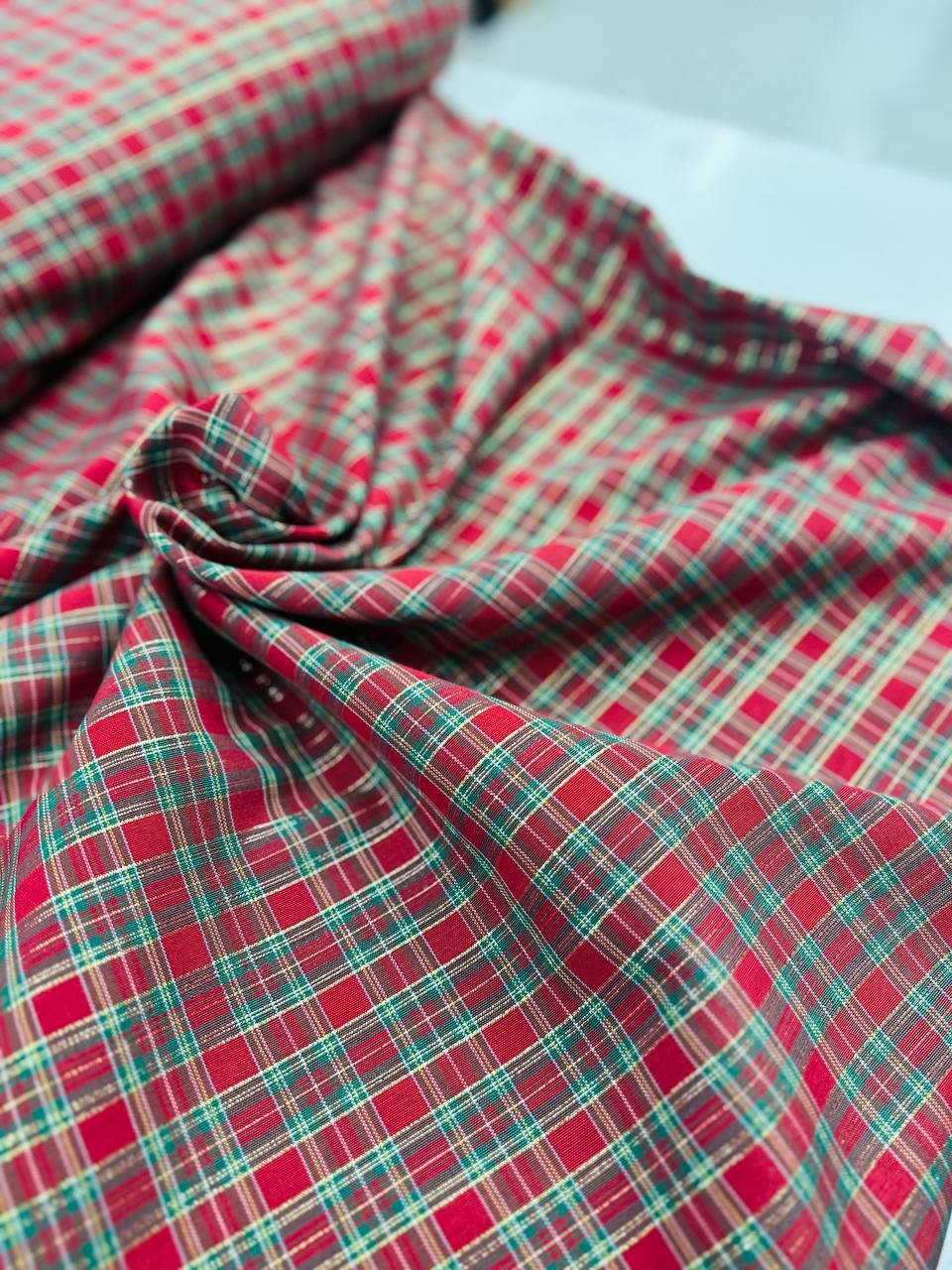 Tartan Cotone Tinto in Filo Quadro Rosso Filo dorato lurex 140