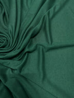 Tessuto maglia mano cashmere color verde abete