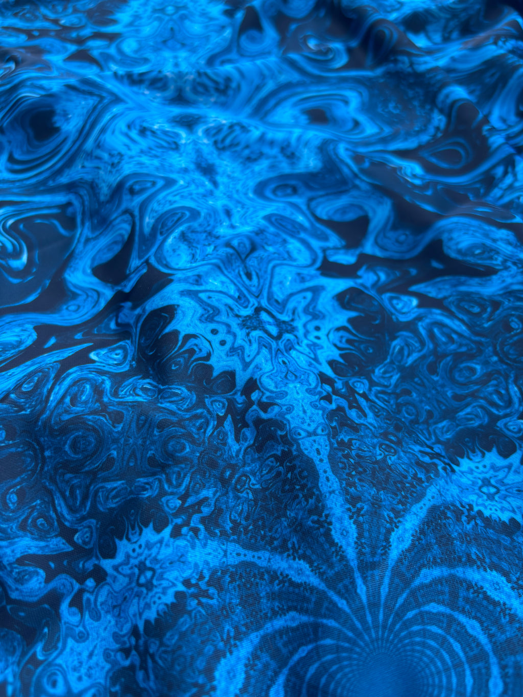 Lycra astratto caleidoscopico blu