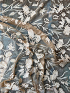 Tela de seda bordada con flores de bronce