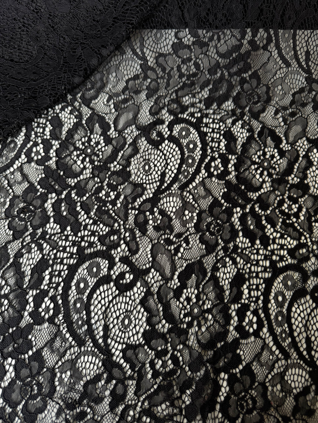 Encaje de macramé festoneado negro