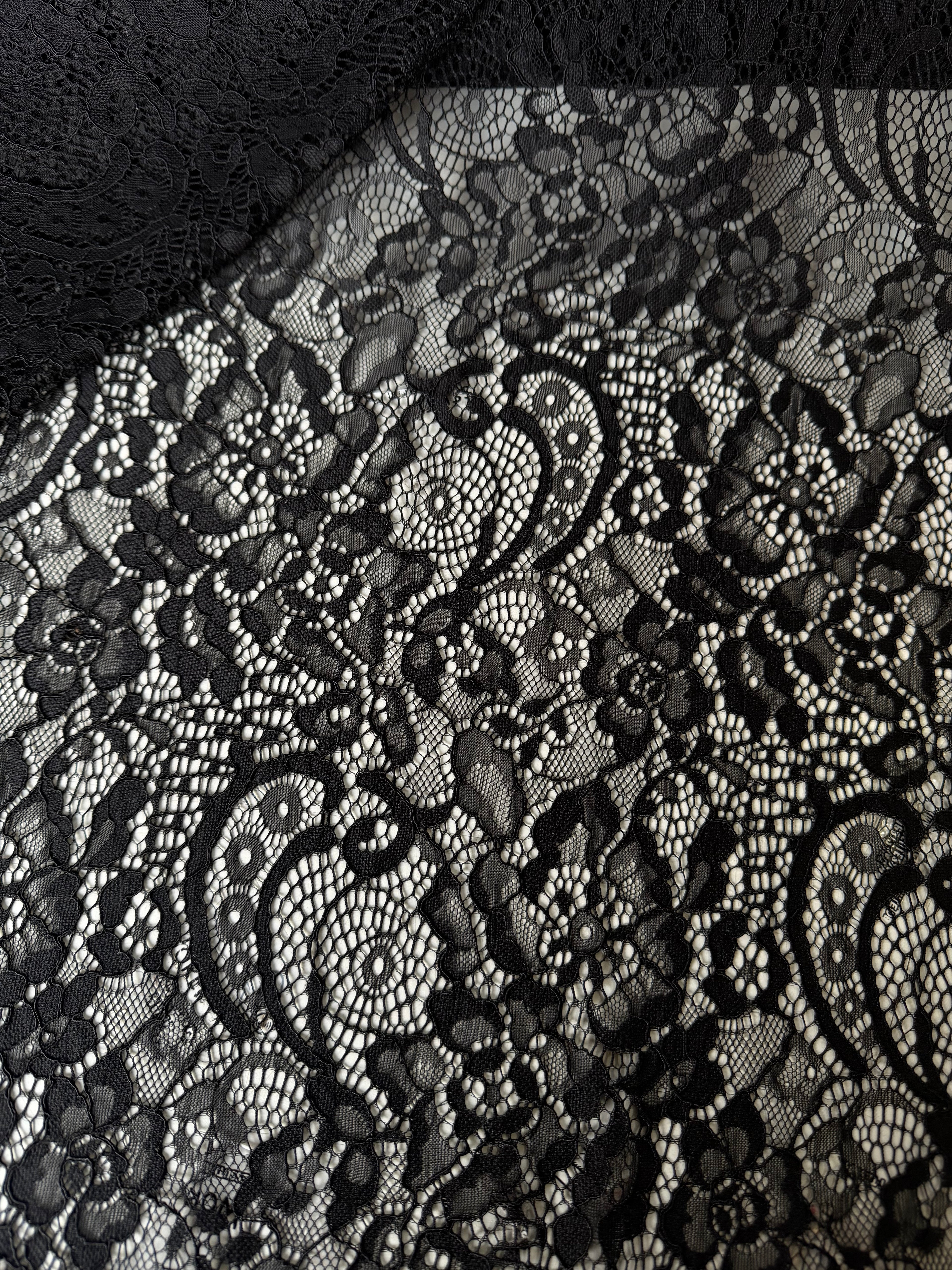 Encaje de macramé festoneado negro