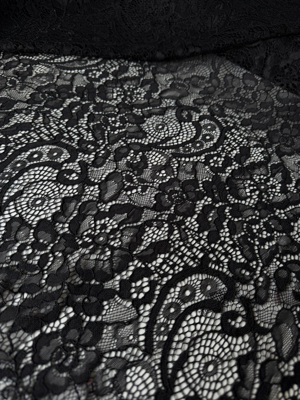 Encaje de macramé festoneado negro