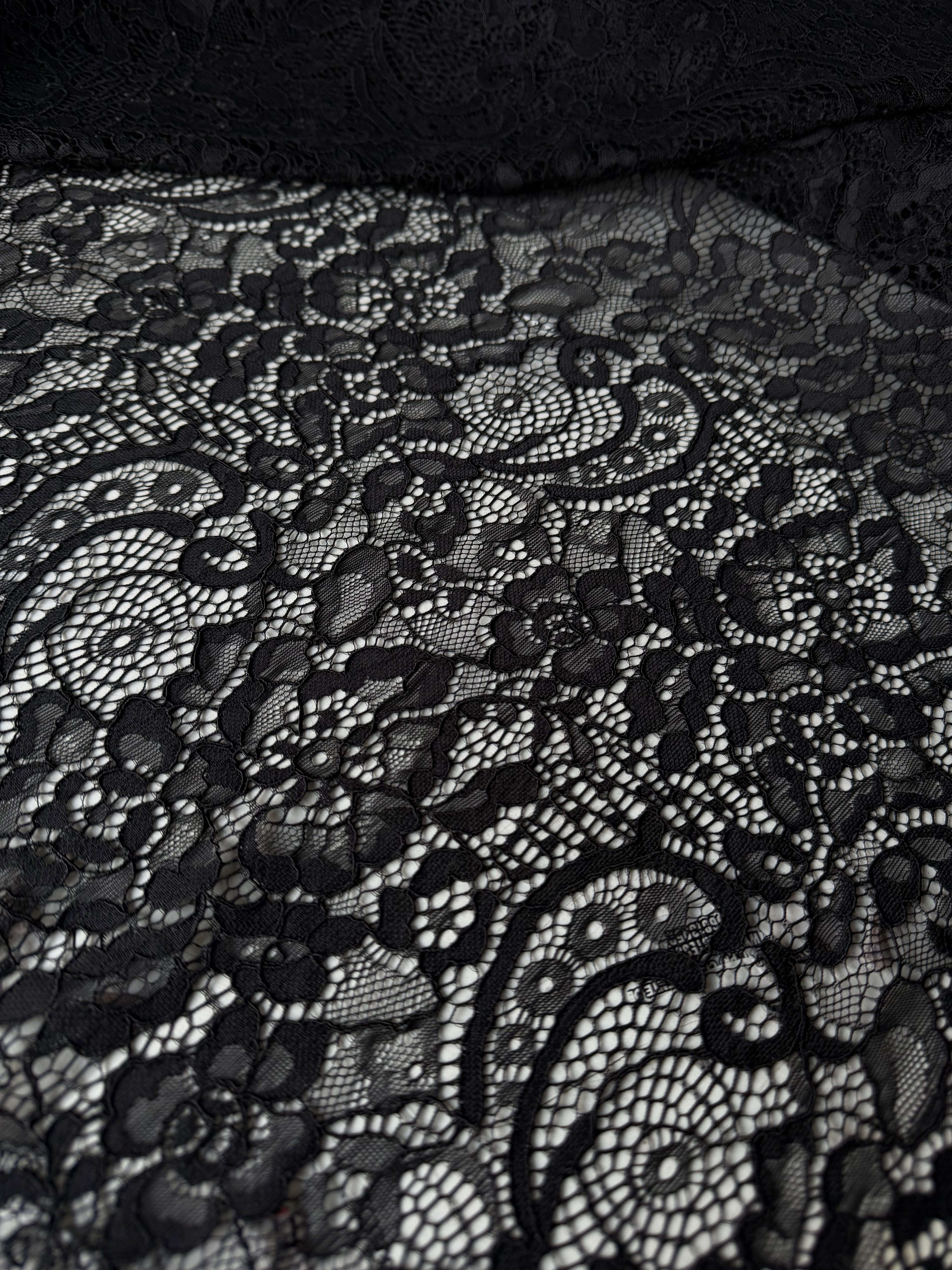 Encaje de macramé festoneado negro