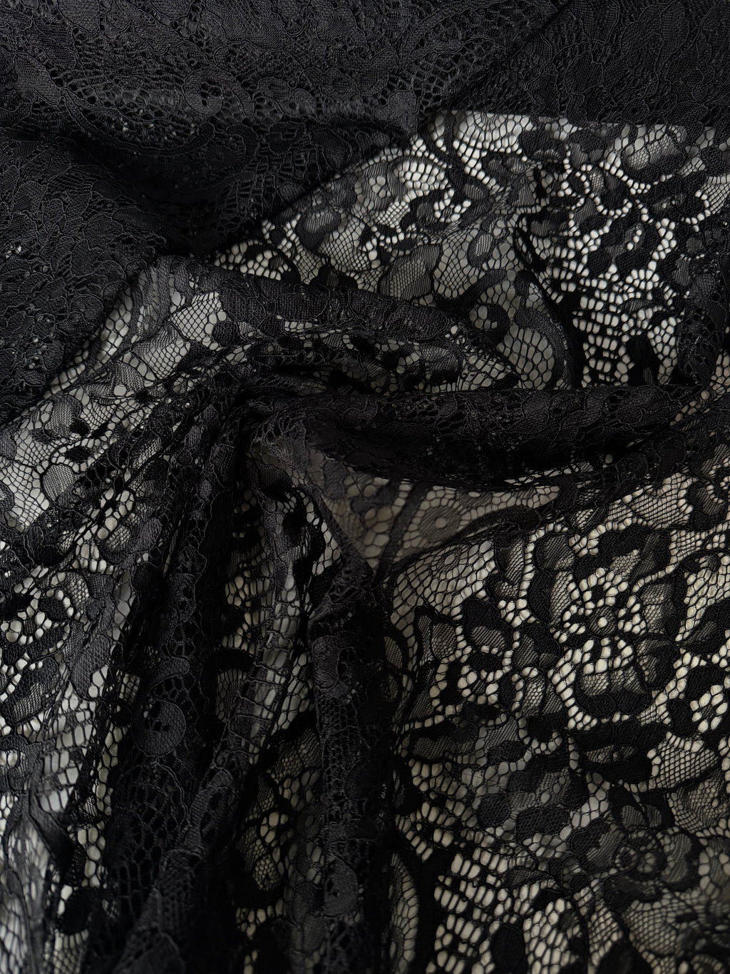 Encaje de macramé festoneado negro