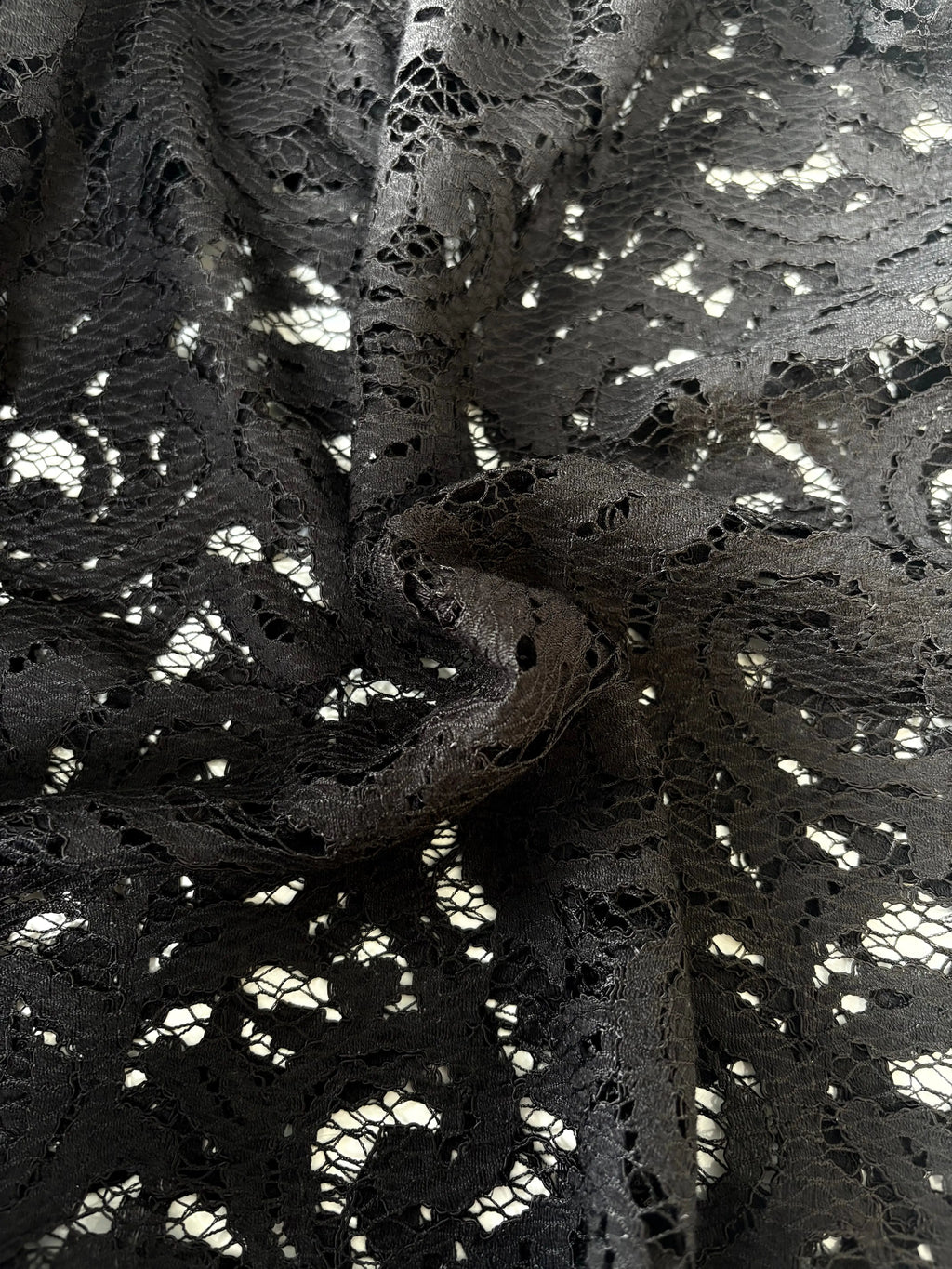 Encaje de macramé festoneado negro