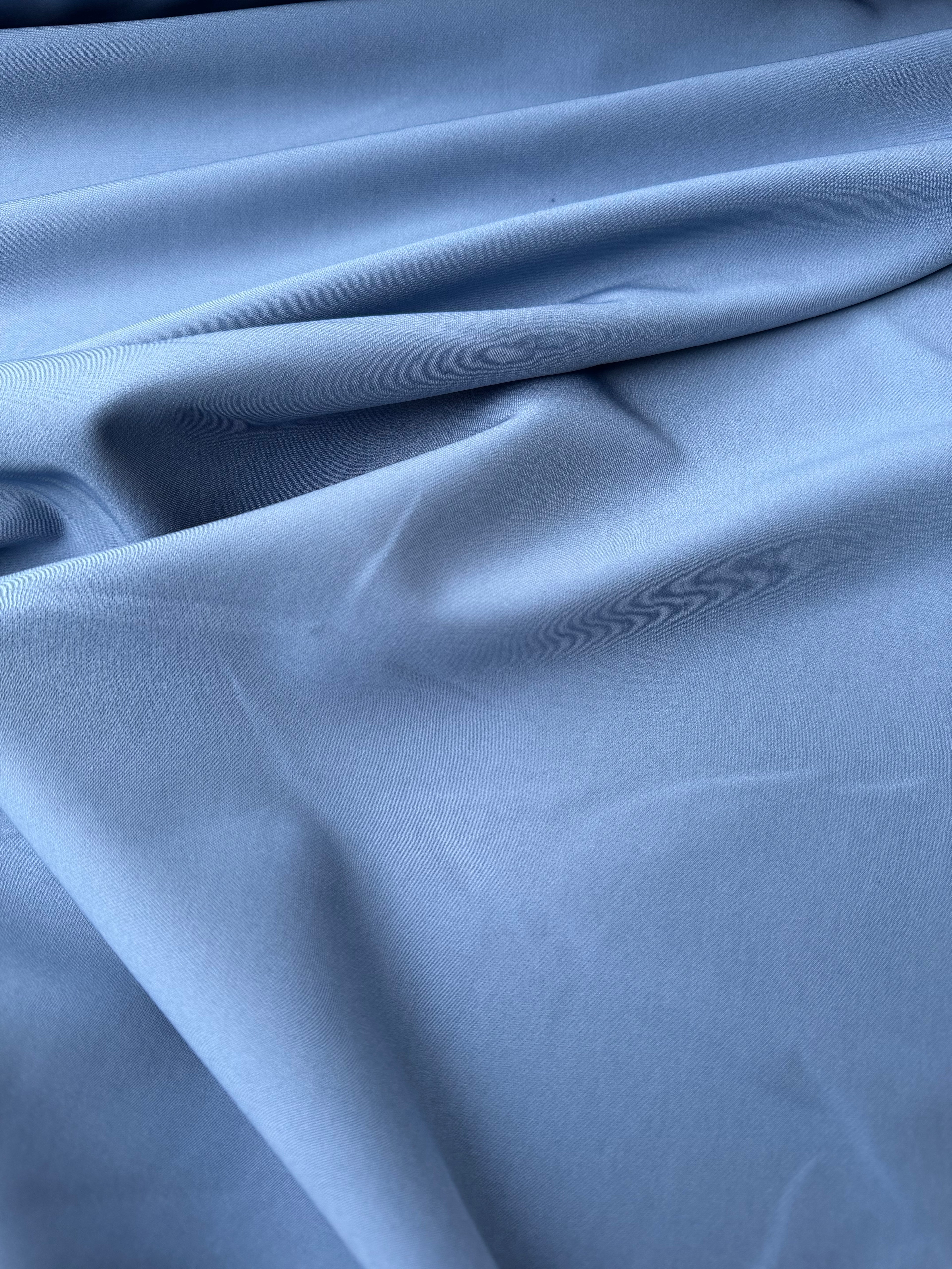 Tessuto cady blu avio elegante per capi formali