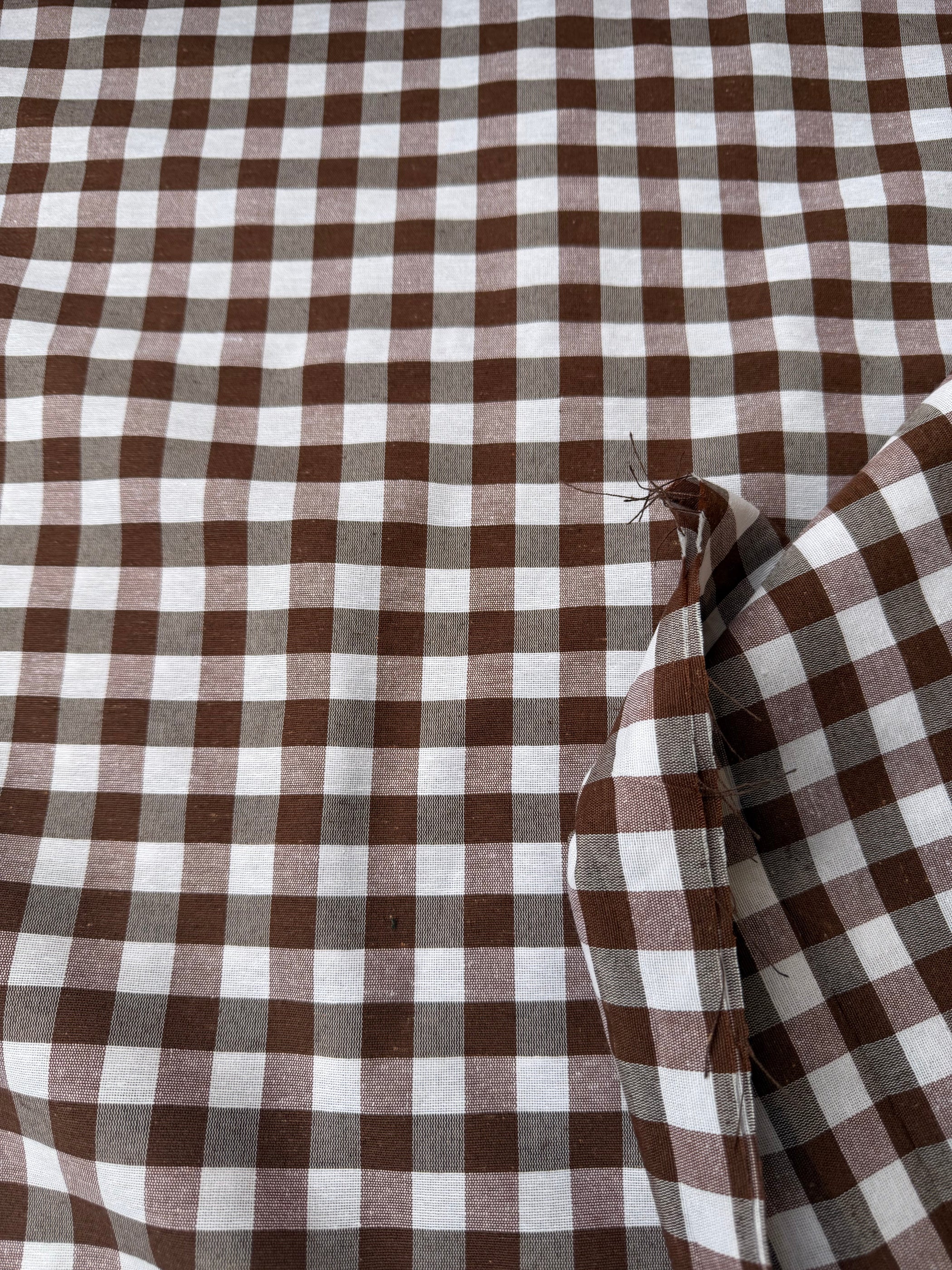 Tessuto cotone quadri marrone stile country, ideale per tovaglie e progetti di cucito creativo