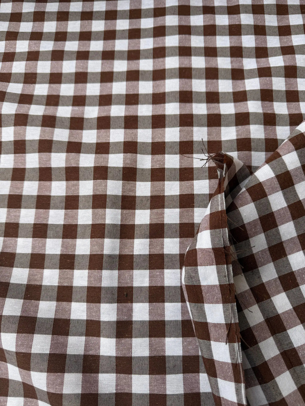 Tessuto cotone quadri marrone stile country, ideale per tovaglie e progetti di cucito creativo