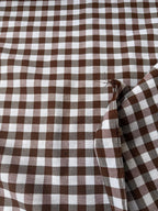 Tessuto cotone quadri marrone stile country, ideale per tovaglie e progetti di cucito creativo
