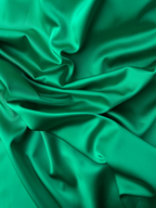 Doppio raso fluido verde bandiera, tessuto satinato leggero per vestiti eleganti e camicie