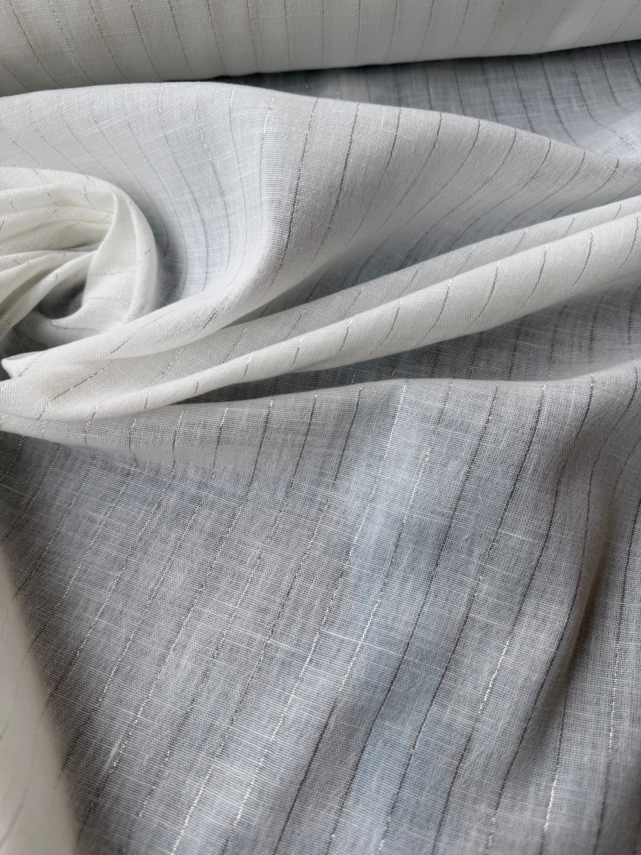 Tessuto lino leggero gessato lamé bianco, ideale per tuniche e capi casual eleganti