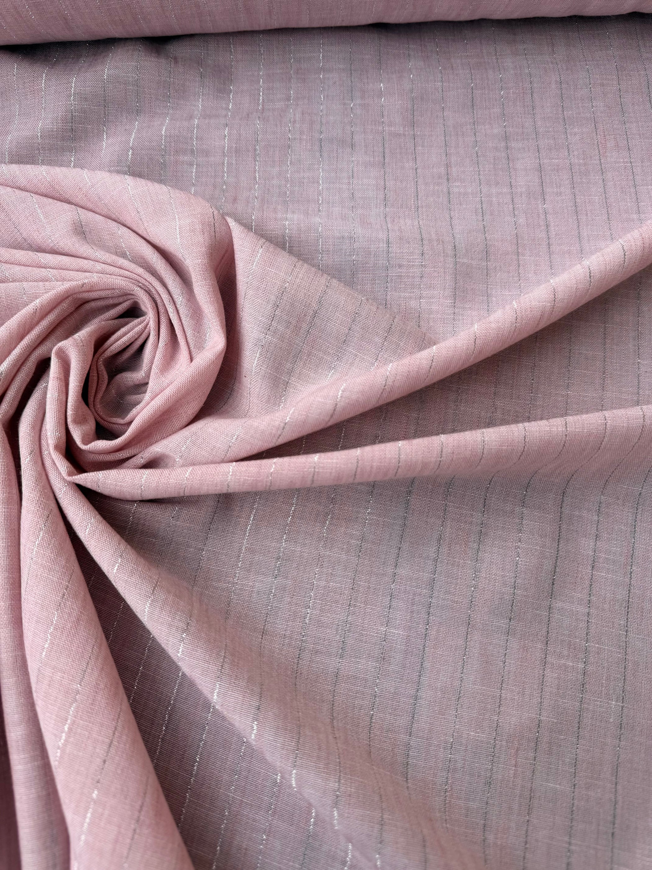 Dettaglio tessuto garza lino gessato lamé color rosa, trama leggera con filo luminoso