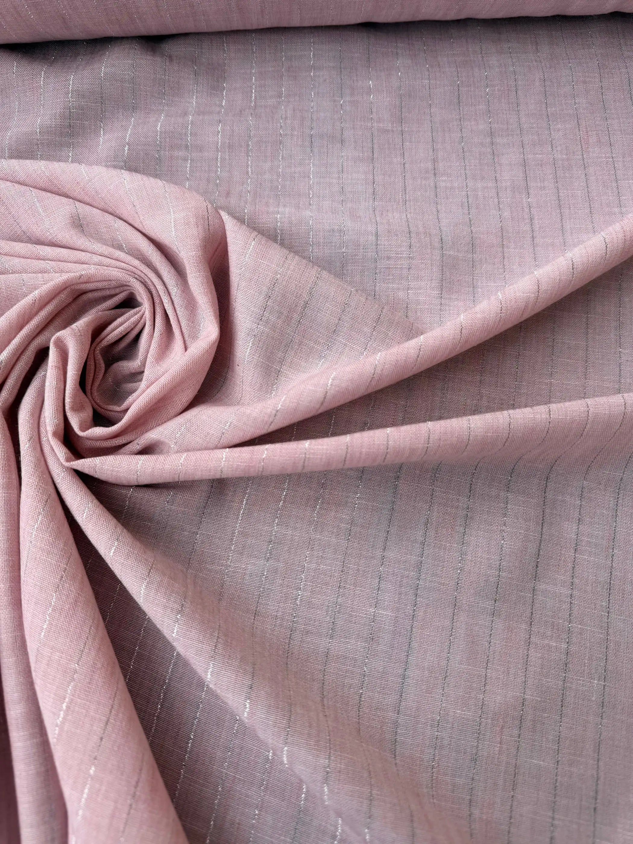 Dettaglio tessuto garza lino gessato lamé color rosa, trama leggera con filo luminoso