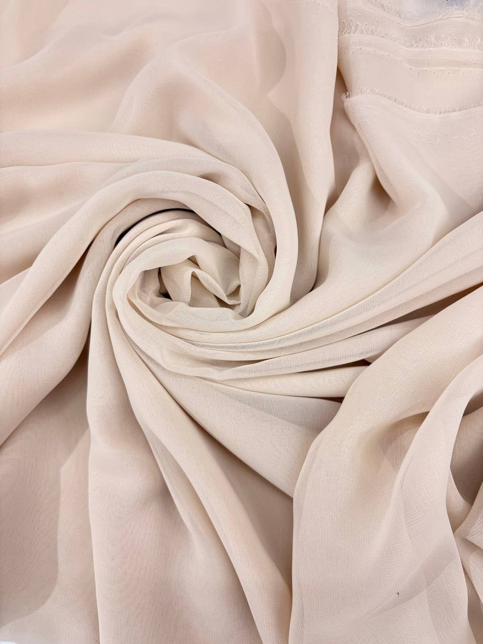 Georgette tinta unita beige, tessuto leggero con mano crespa per abbigliamento femminile