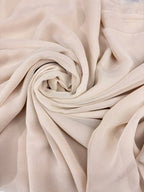 Georgette tinta unita beige, tessuto leggero con mano crespa per abbigliamento femminile