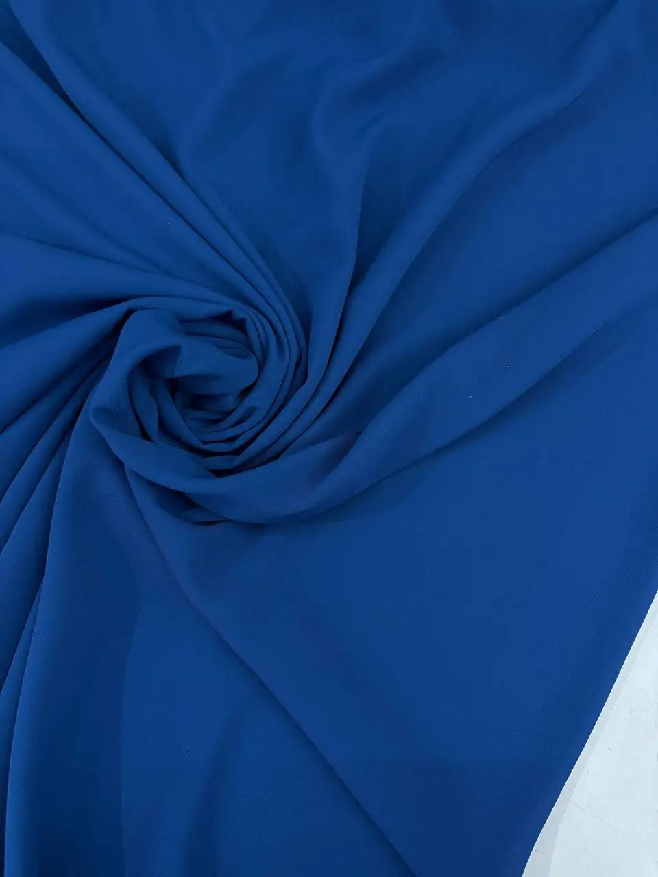 Georgette tinta unita blu royal, tessuto leggero con mano crespa per abbigliamento femminile
