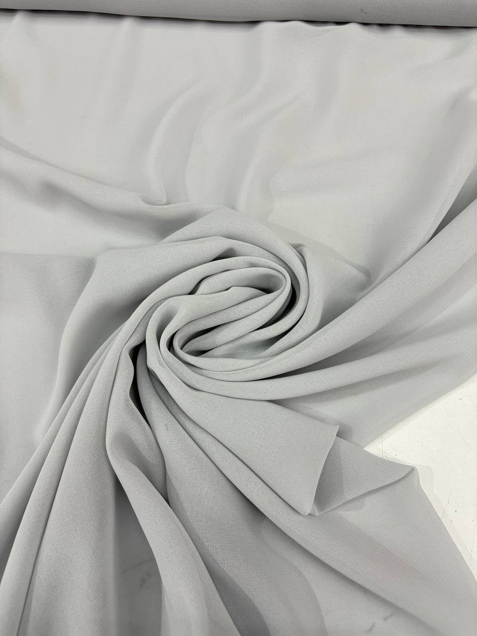 Dettaglio tessuto georgette tinta unita burro, trama leggera e leggermente trasparente