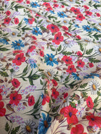 Dettaglio tessuto misto lino floreale con stampa a fiori, variante floreale fondo crema