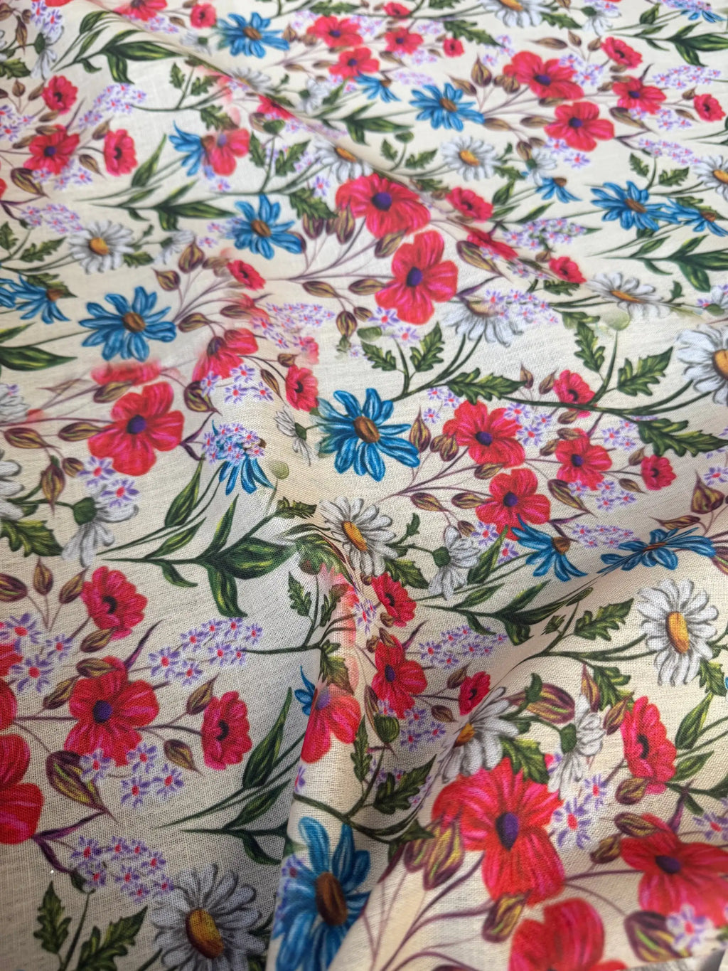 Dettaglio tessuto misto lino floreale con stampa a fiori, variante floreale fondo crema