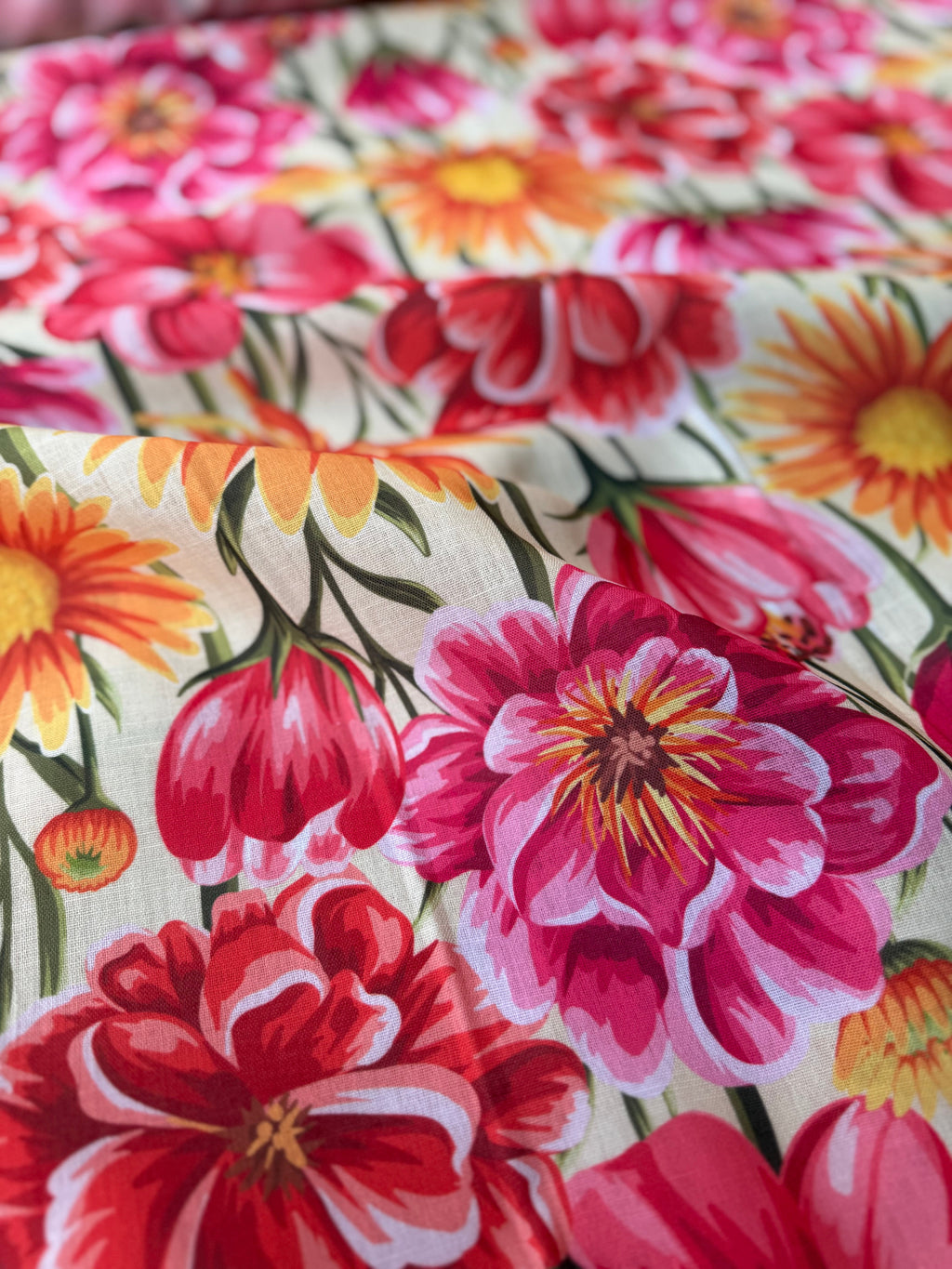 Dettaglio tessuto misto lino floreale con stampa a fiori, variante floreale giovinezza