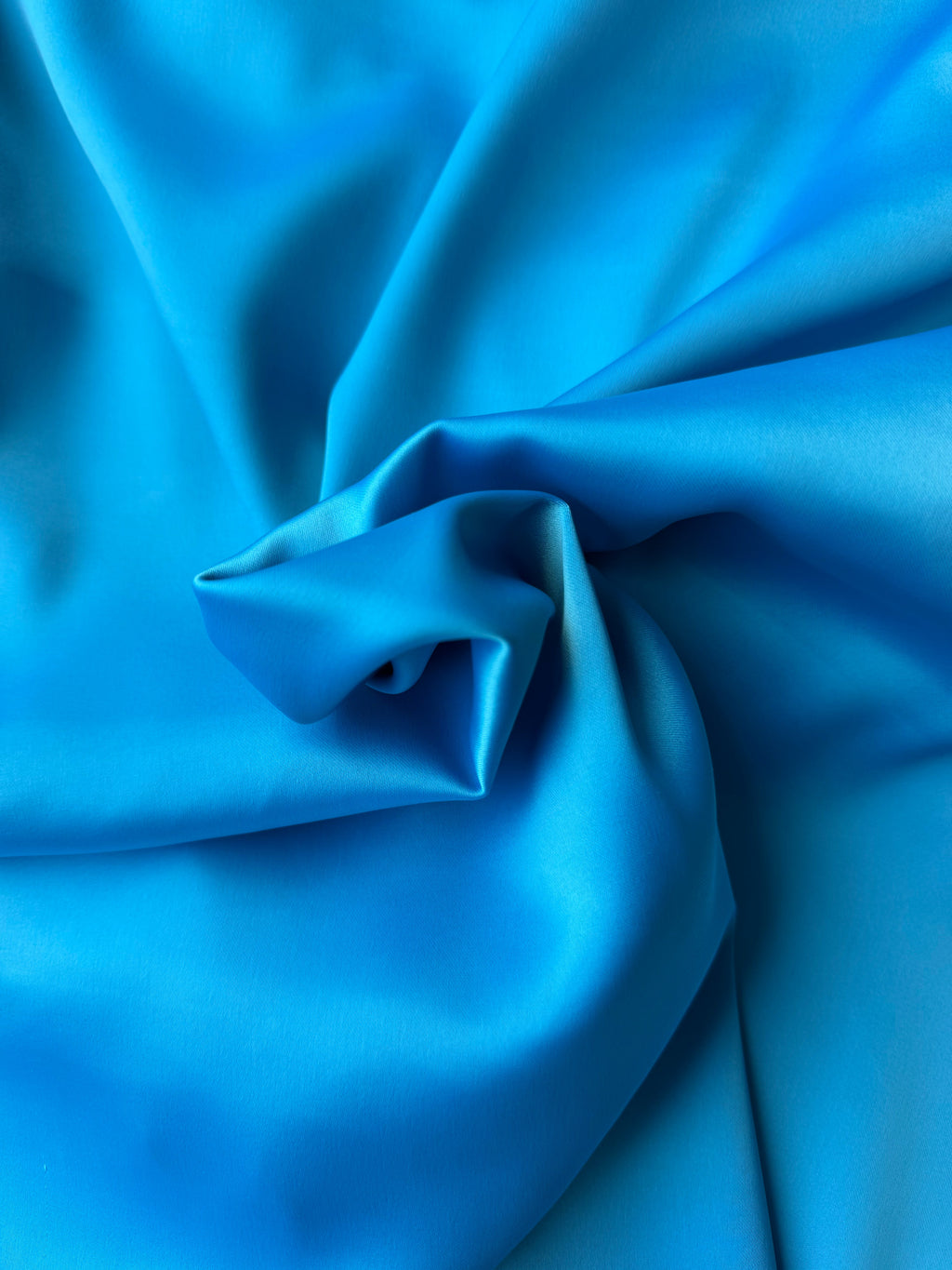 Tessuto doppio raso fluido celeste, elegante e setoso, perfetto per abiti e capi sartoriali