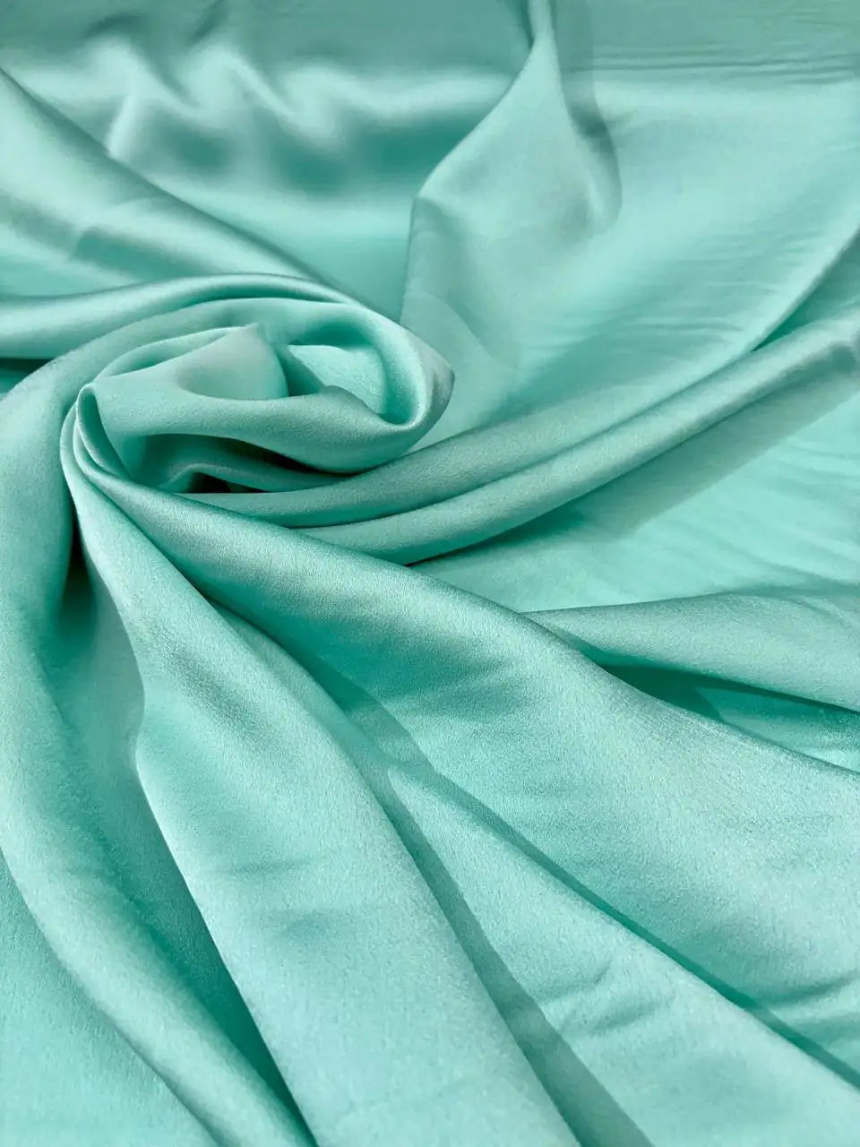 Satin raso manoseta tiffany, tessuto morbido e lucido per vestiti da sera