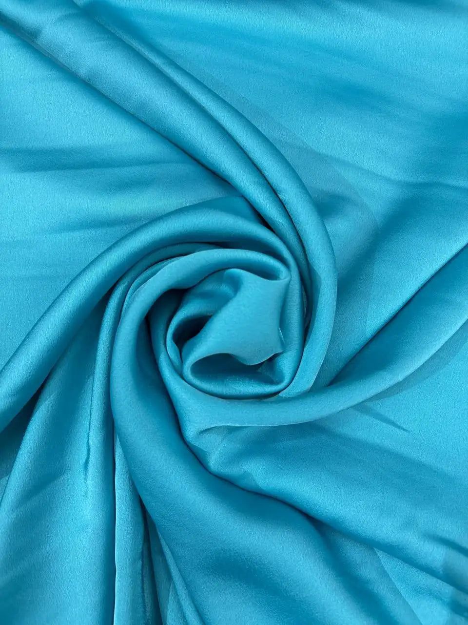 Satin raso manoseta turchese, tessuto morbido e lucido per vestiti da sera