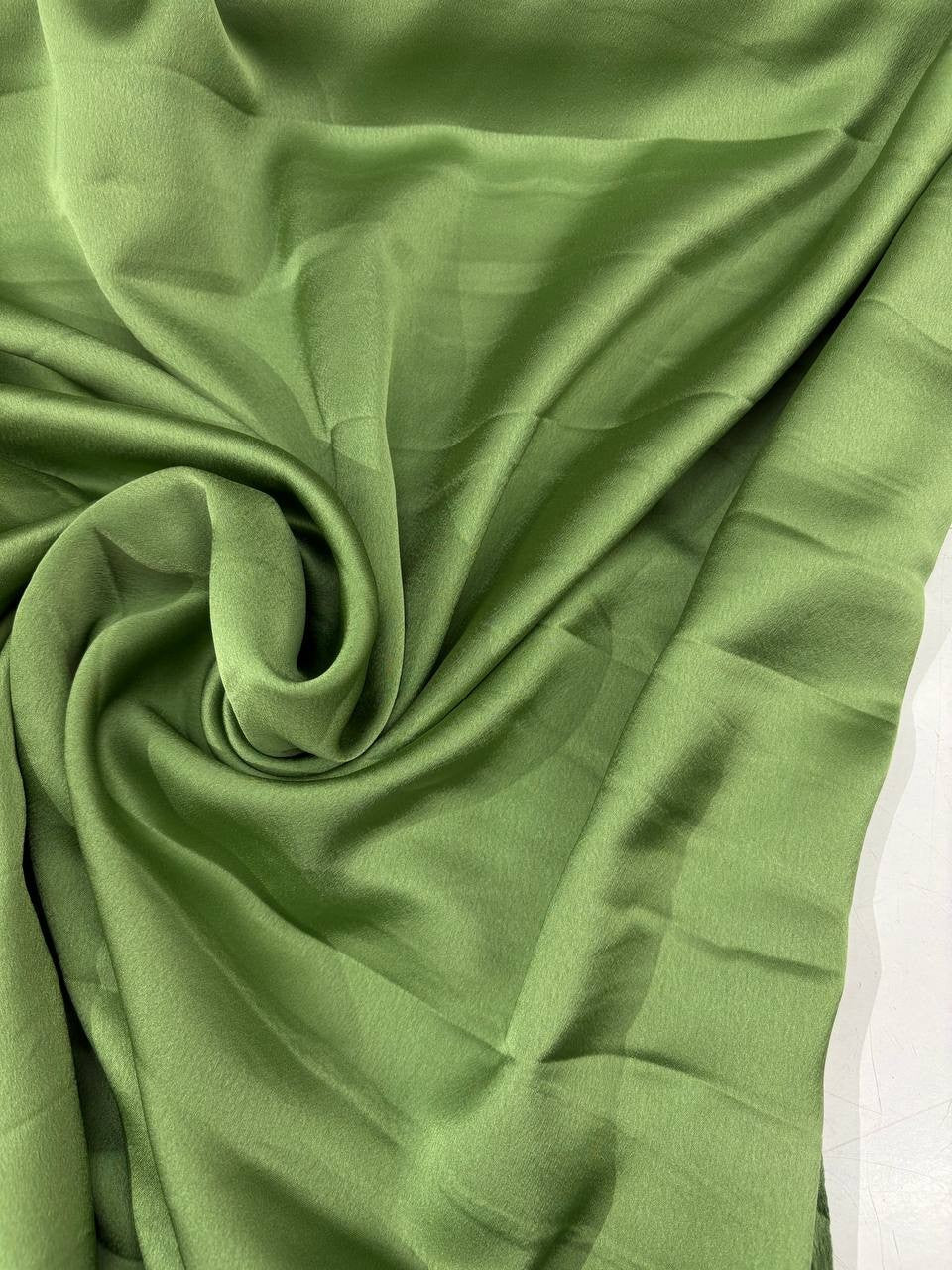 Satin raso manoseta verde pisello, tessuto morbido e lucido per vestiti da sera