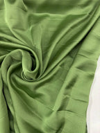 Satin raso manoseta verde pisello, tessuto morbido e lucido per vestiti da sera