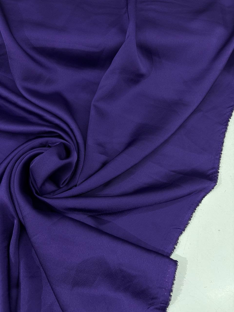 Satin raso manoseta viola, tessuto morbido e lucido per vestiti da sera