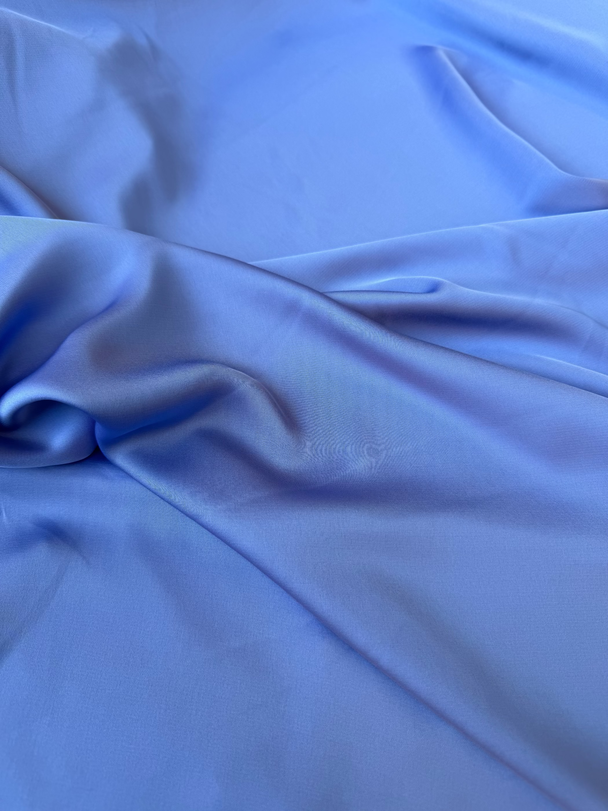 Dettaglio tessuto satin raso manoseta color lavanda, superficie liscia e luminosa per abiti eleganti