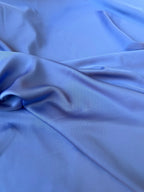 Dettaglio tessuto satin raso manoseta color lavanda, superficie liscia e luminosa per abiti eleganti