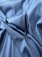 Tessuto satin raso manoseta blu avion satin, fluido e luminoso, ideale per abiti eleganti e capi sartoriali