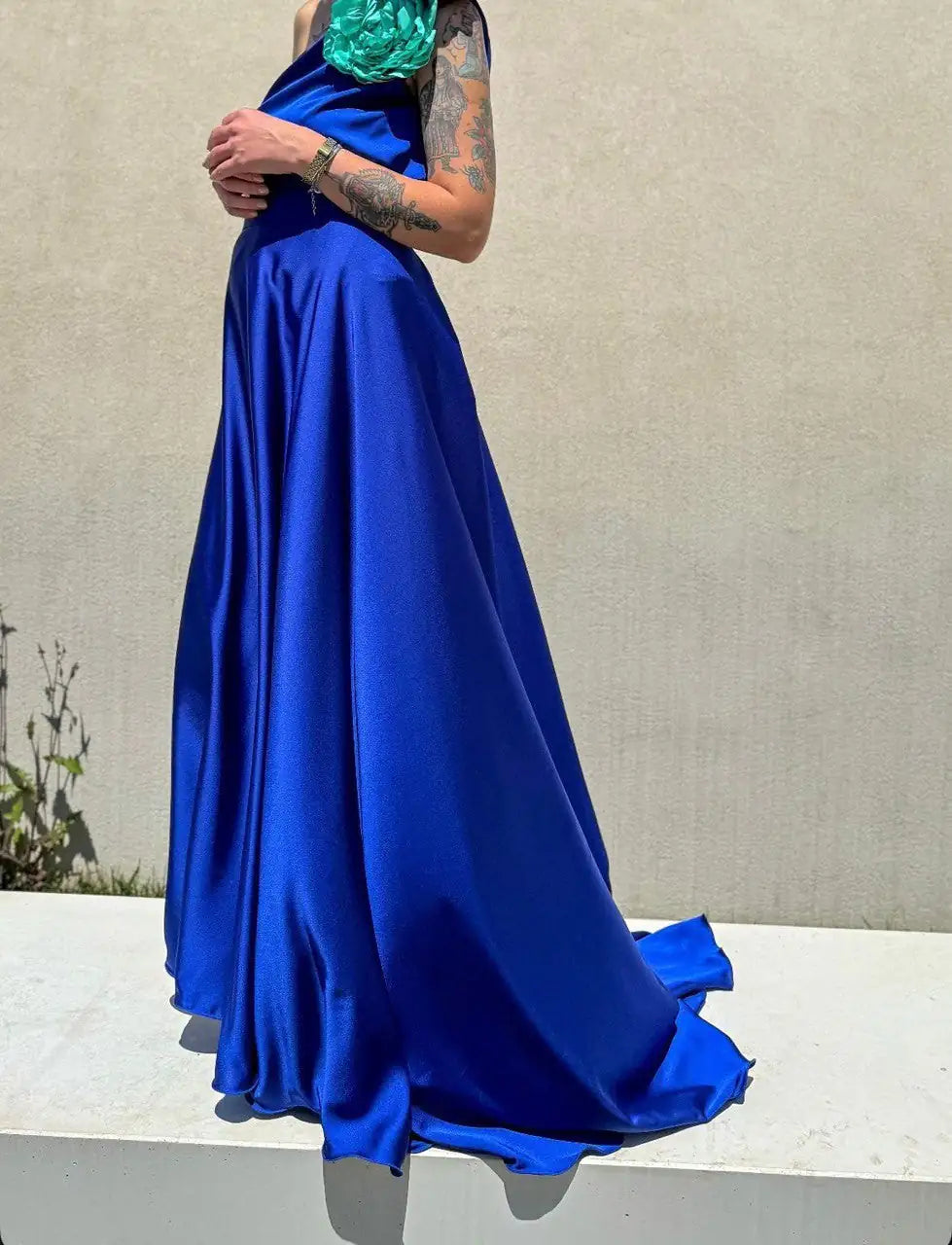 Abito in satin raso manoseta color blu, realizzato da una delle nostre clienti