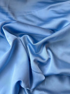 Tessuto satin raso manoseta lavanda, fluido e luminoso, ideale per abiti eleganti e capi sartoriali