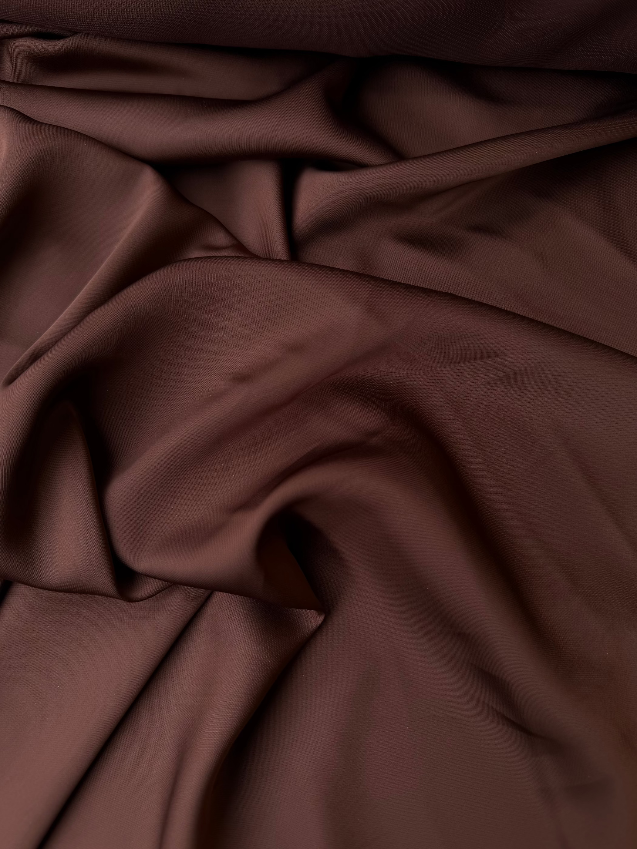 Tessuto satin raso manoseta marrone, fluido e luminoso, ideale per abiti eleganti e capi sartoriali