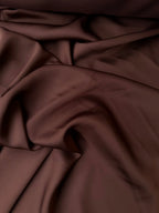 Tessuto satin raso manoseta marrone, fluido e luminoso, ideale per abiti eleganti e capi sartoriali