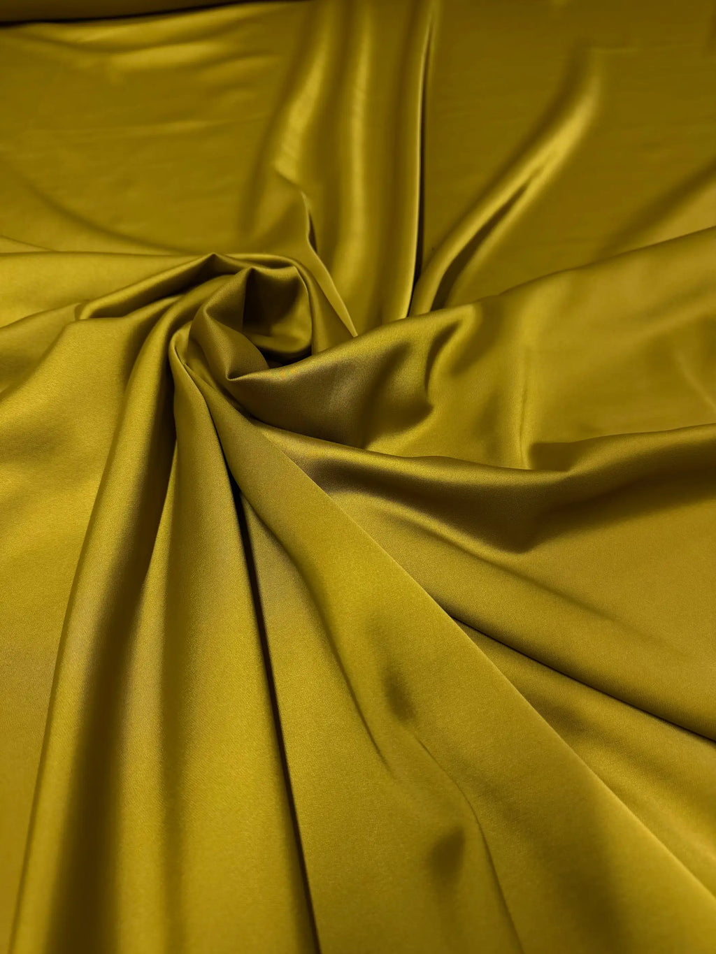 Tessuto satin raso manoseta oro invecchiato, fluido e luminoso, ideale per abiti eleganti e capi sartoriali