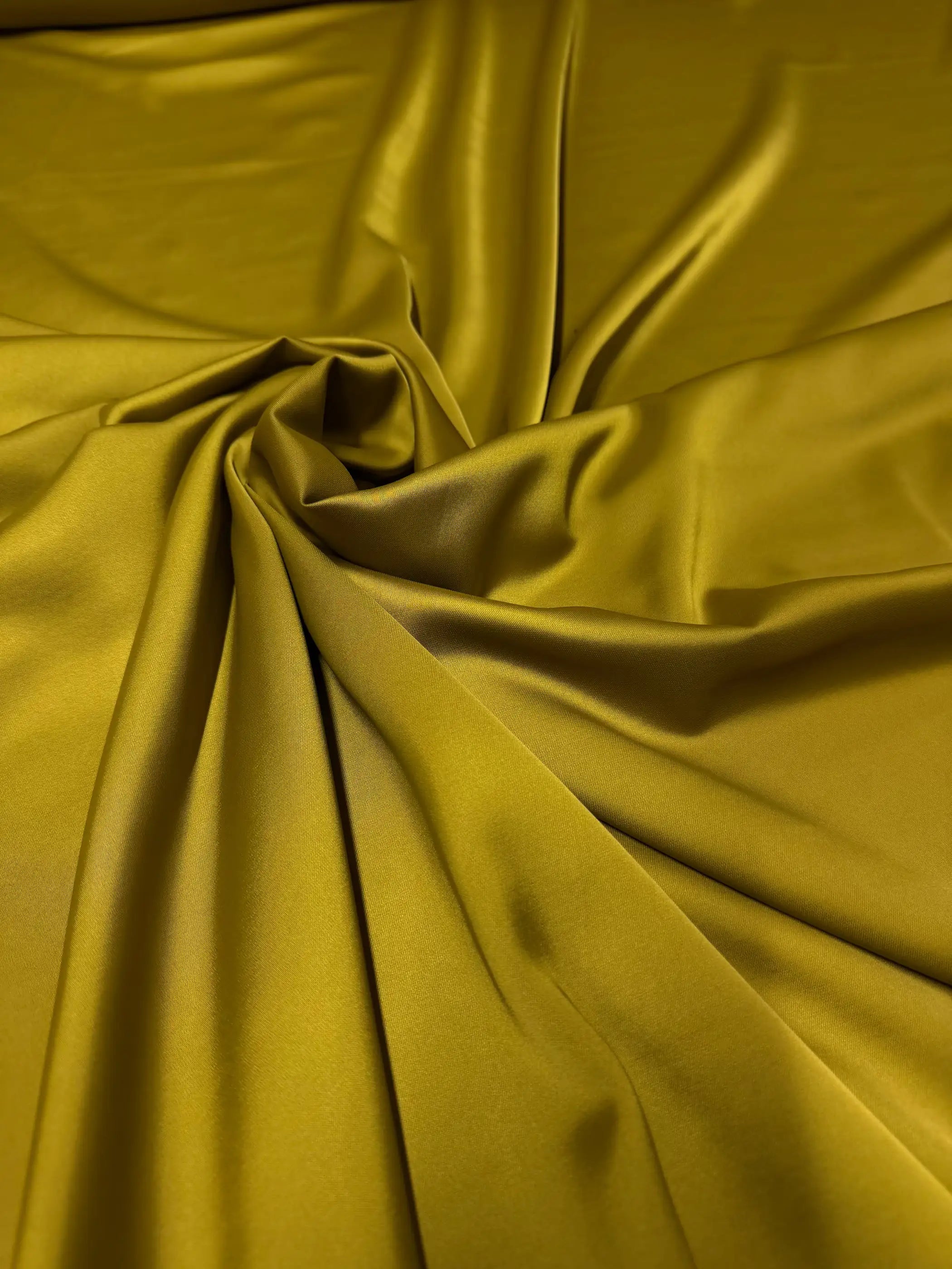 Tessuto satin raso manoseta oro invecchiato, fluido e luminoso, ideale per abiti eleganti e capi sartoriali