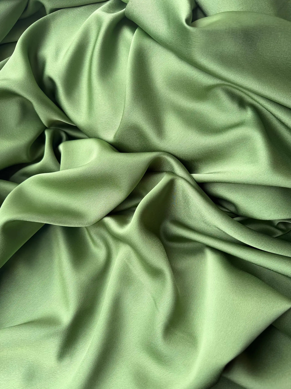 Dettaglio tessuto satin raso manoseta, superficie liscia e luminosa per abiti eleganti