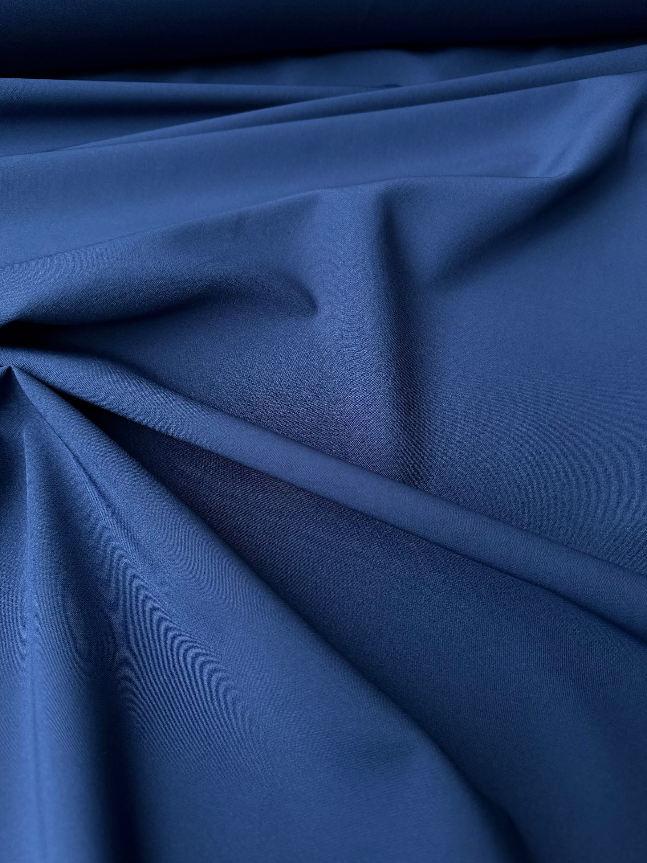 Tessuto cady elastico blu medio per abbigliamento professionale e ufficio