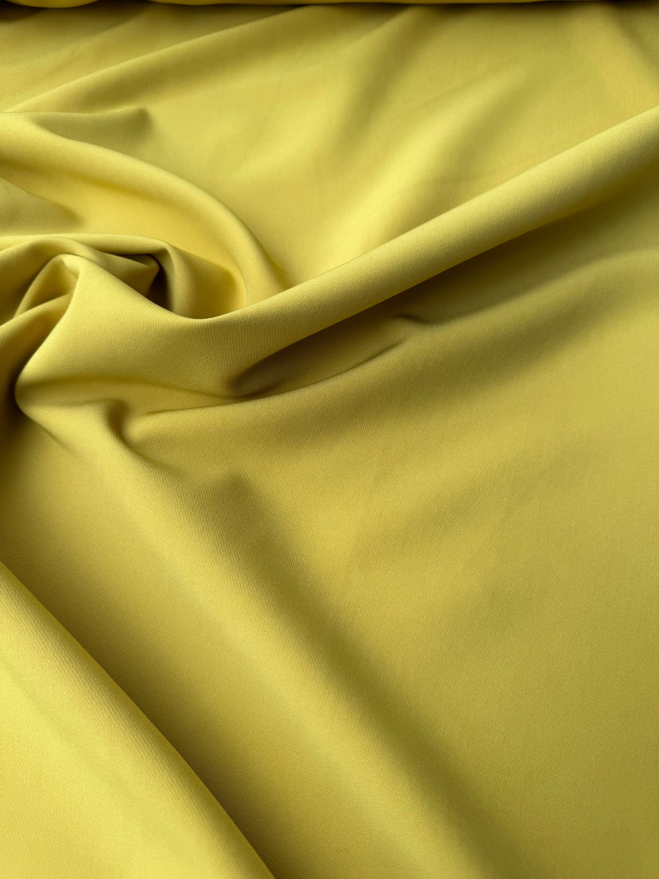 Tessuto cady elastico giallo ideale per tailleur e completi eleganti