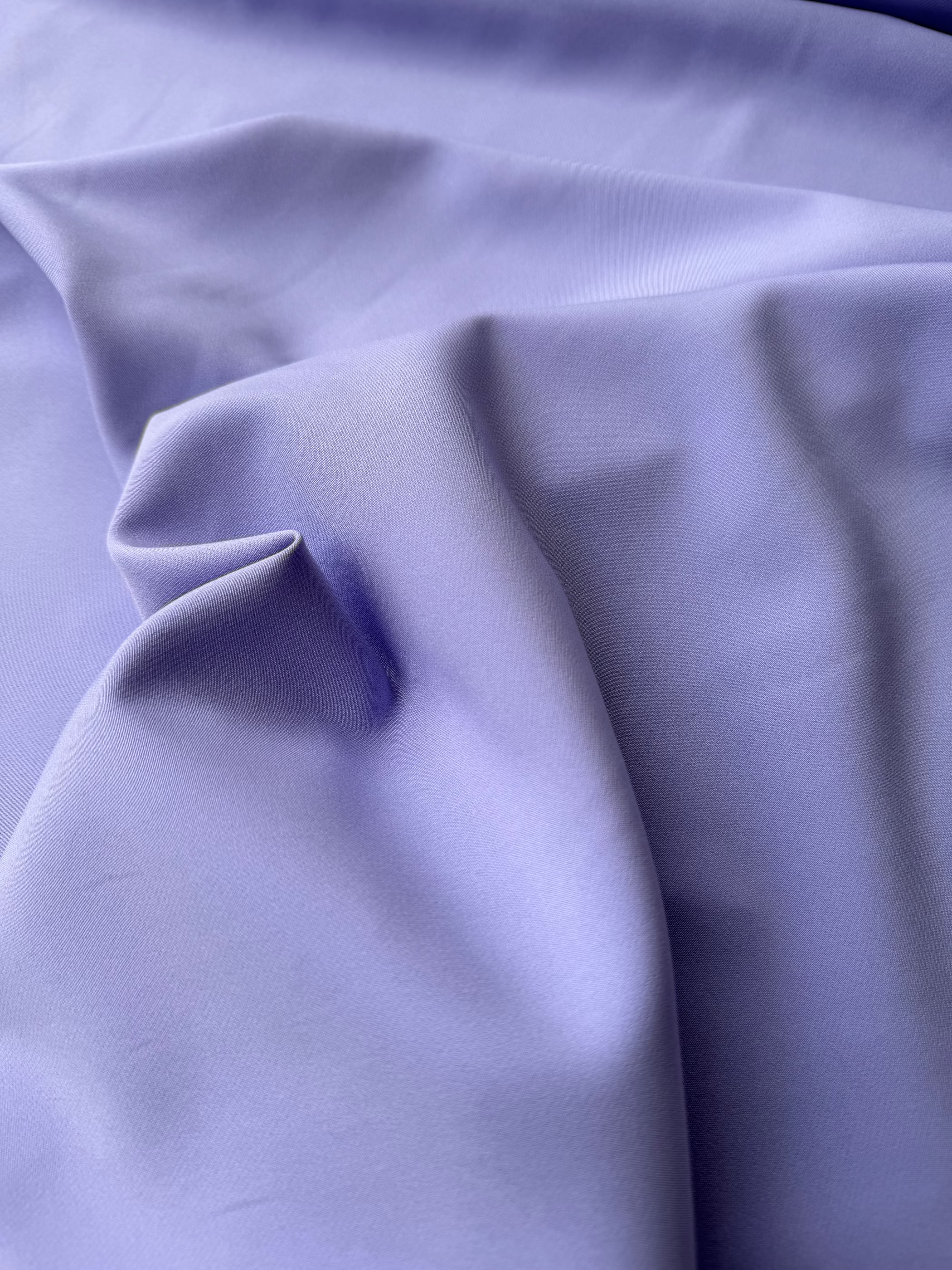 Tessuto cady elastico lilla per abiti eleganti e vestiti aderenti