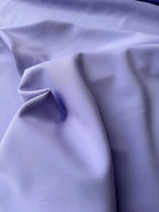 Tessuto cady elastico lilla per abiti eleganti e vestiti aderenti