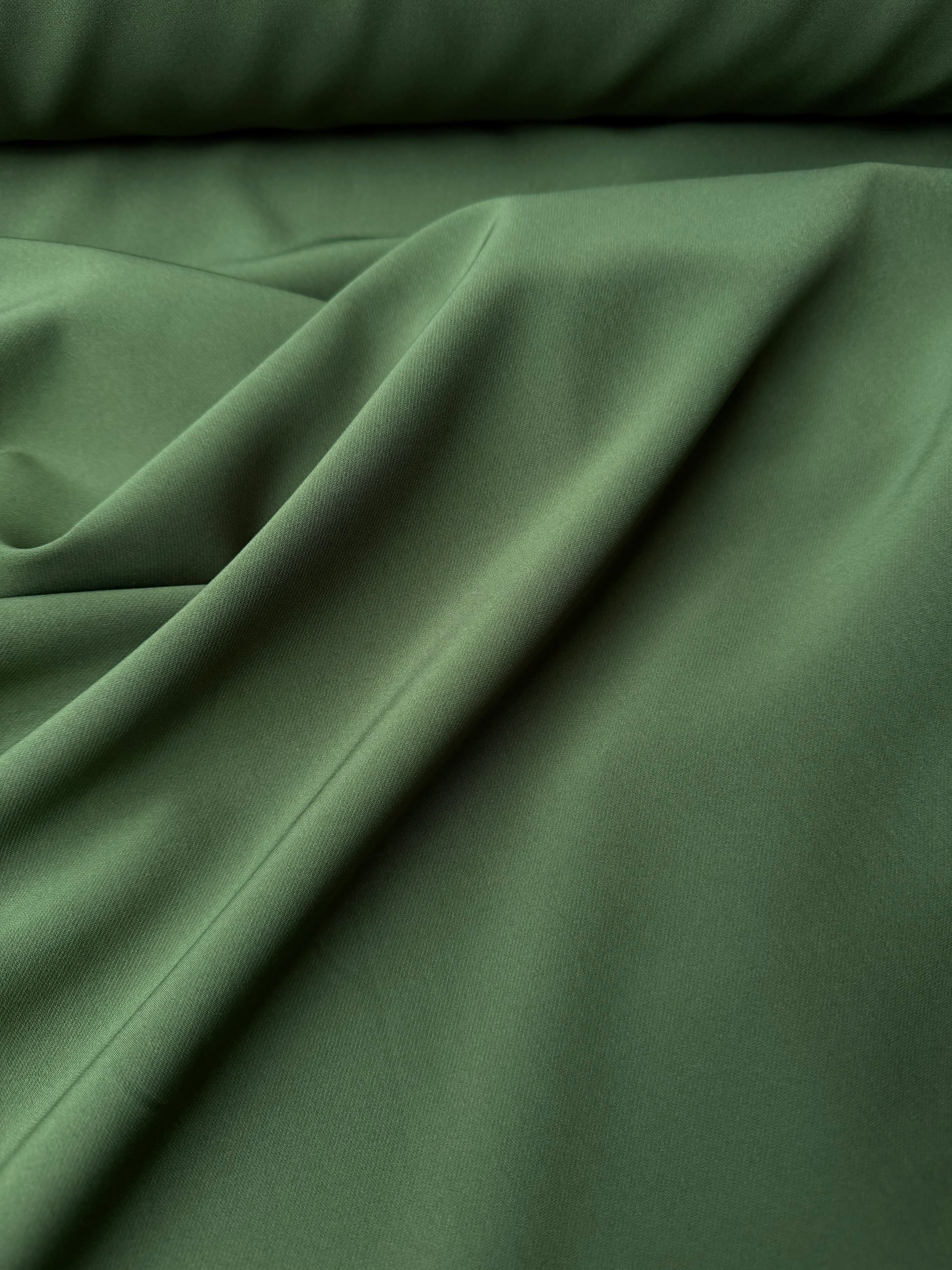 Tessuto crepe elastico verde safari per capi aderenti