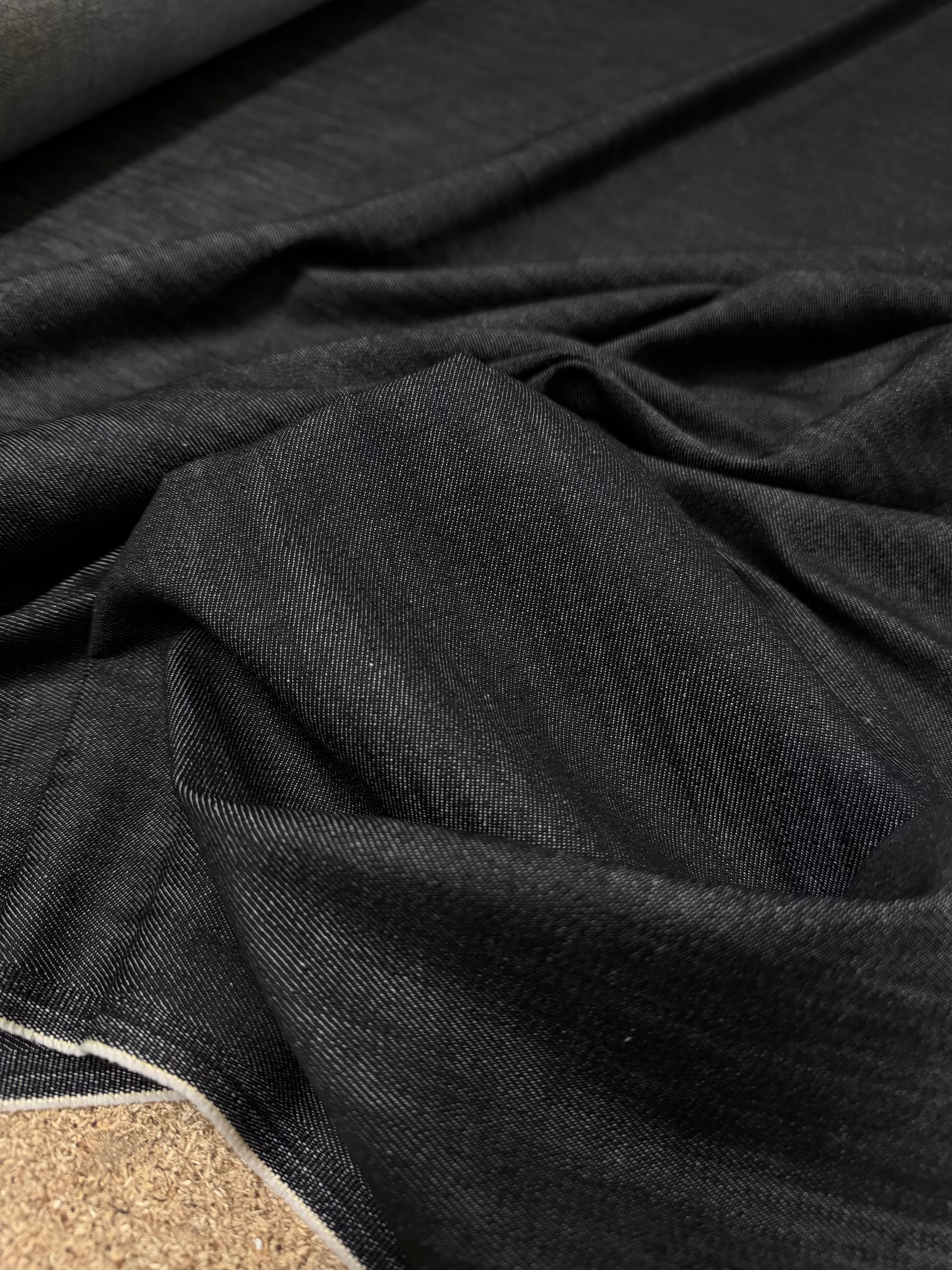 Tessuto jeans denim pesante nero, tessuto cotone robusto per abbigliamento casual e sartoriale