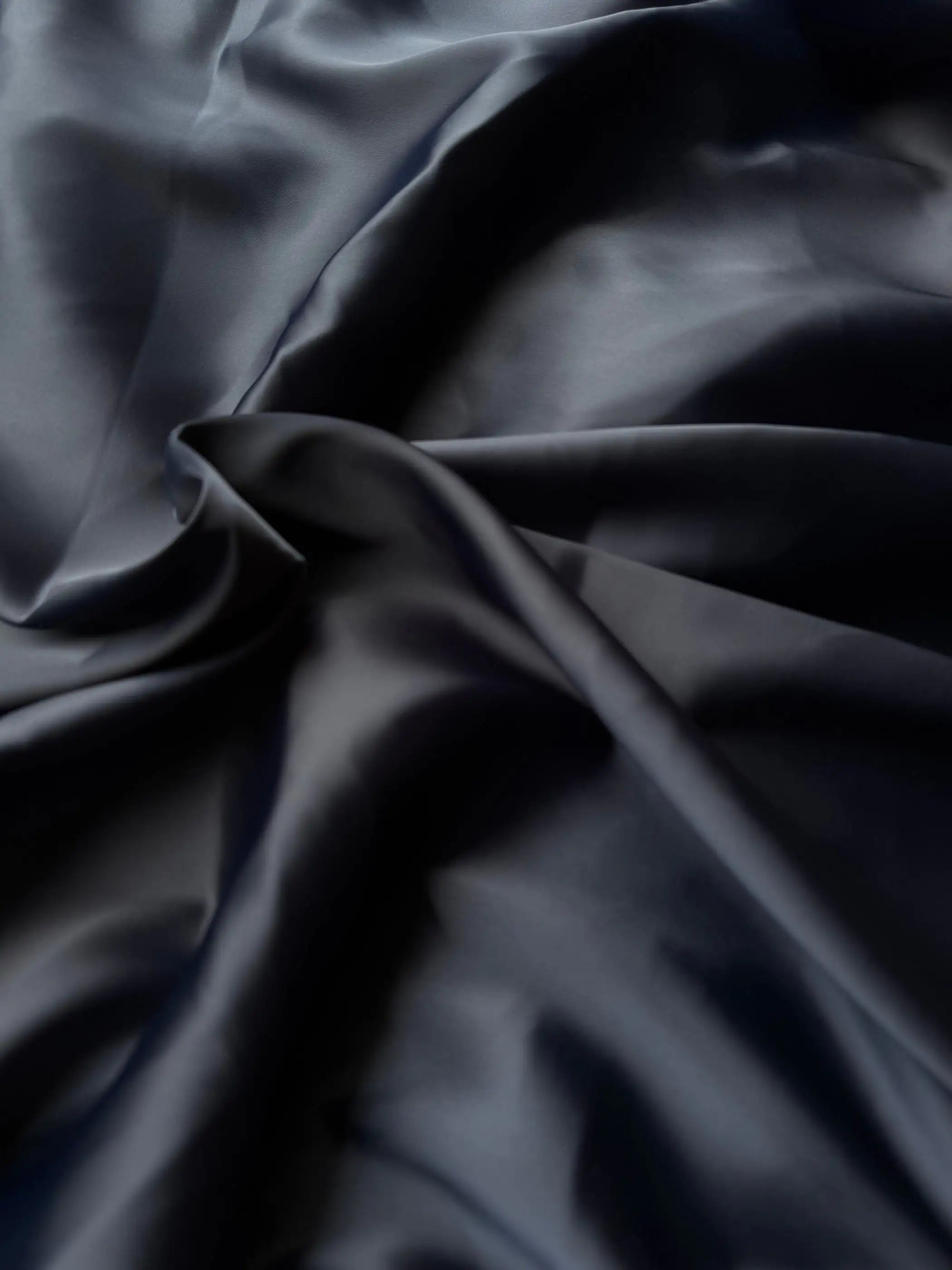 Tessuto doppio raso fluido nero, elegante e setoso, perfetto per abiti e capi sartoriali