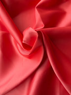 Tessuto doppio raso fluido corallo, elegante e setoso, perfetto per abiti e capi sartoriali